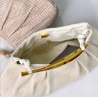 Bolsa Feminina de Palha Trançada com Alça Metálica Dourada